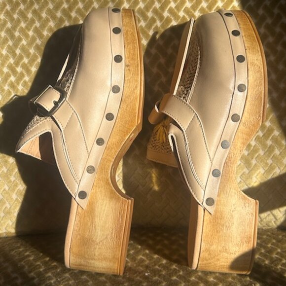 Anthropologie x  L'artiste Chienti Raffia Floral Embroidered Buckle Stud Clogs - Picture 15 of 16